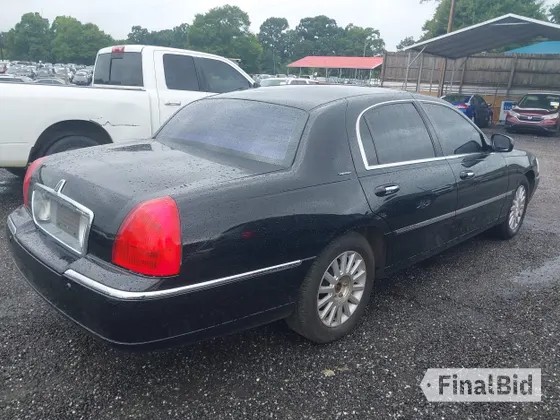2004 Lincoln Town Car Signature