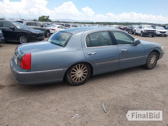 2004 Lincoln Town Car Signature